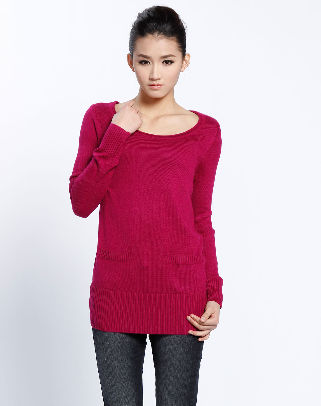 <em>红色圆领</em>长袖<em>毛衣</em>