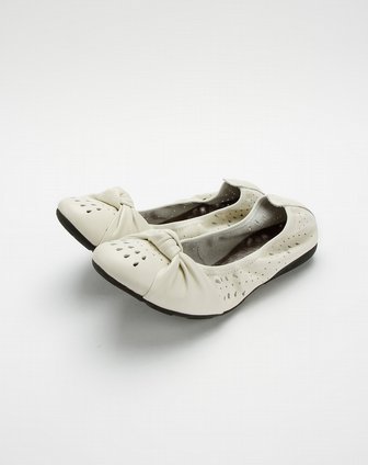 <em>哥雷夫</em>&公牛世家男<em>女鞋</em>女款米白色时尚休闲平