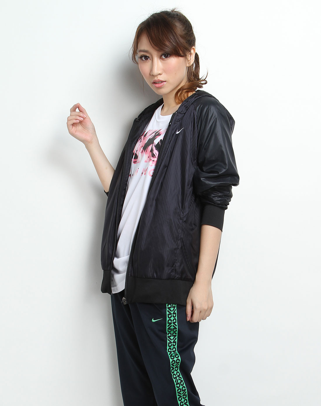 耐克nike<em>女款</em>黑色连帽<em>长袖</em>梭织<em>外套</em>440656-0