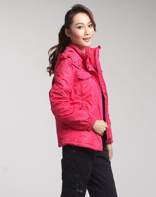 <em>贵人鸟女士</em>专场玫红色时尚连帽拉链长袖加厚风