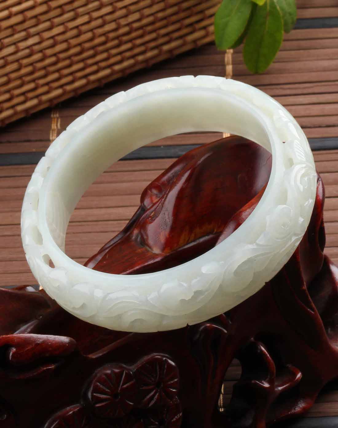 和田玉手镯白玉镯子玉选什么牌子好 同款好推