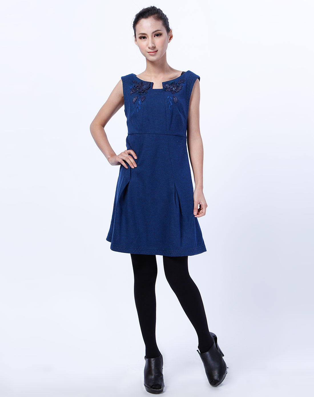 巧帛女款深蓝色圆领绣花钉珠无袖连衣裙