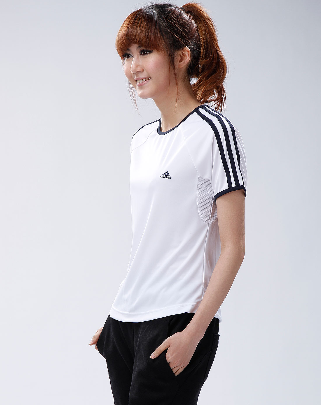 女款黑/白色短袖t恤