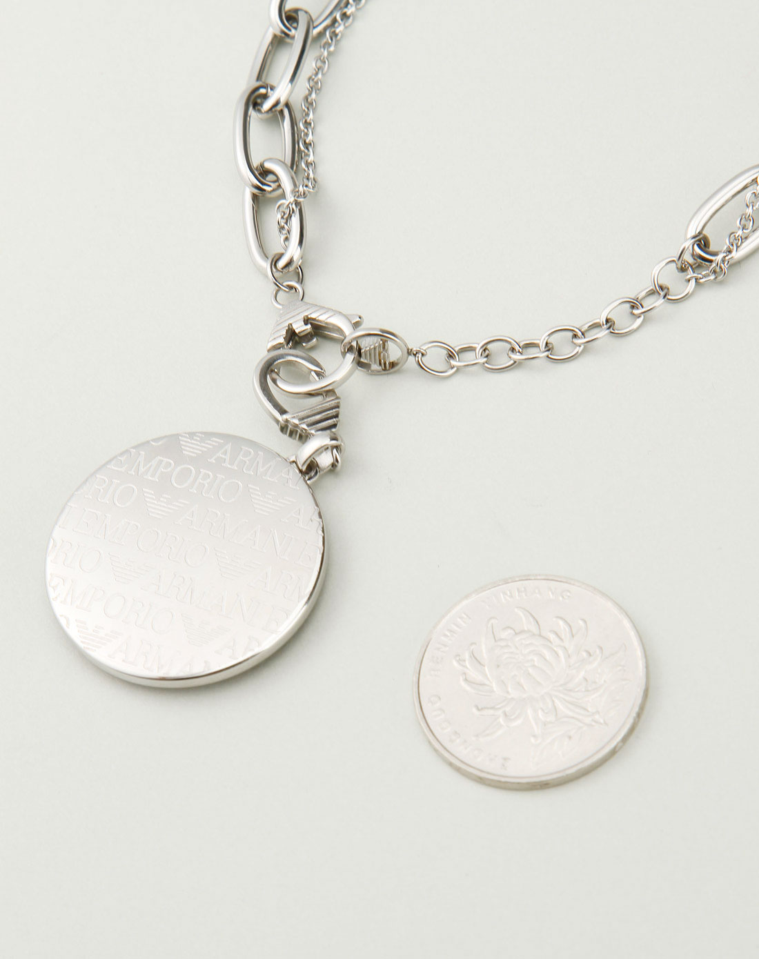 armani配饰专场ea女款银色圆形logo吊坠个性链扣项链