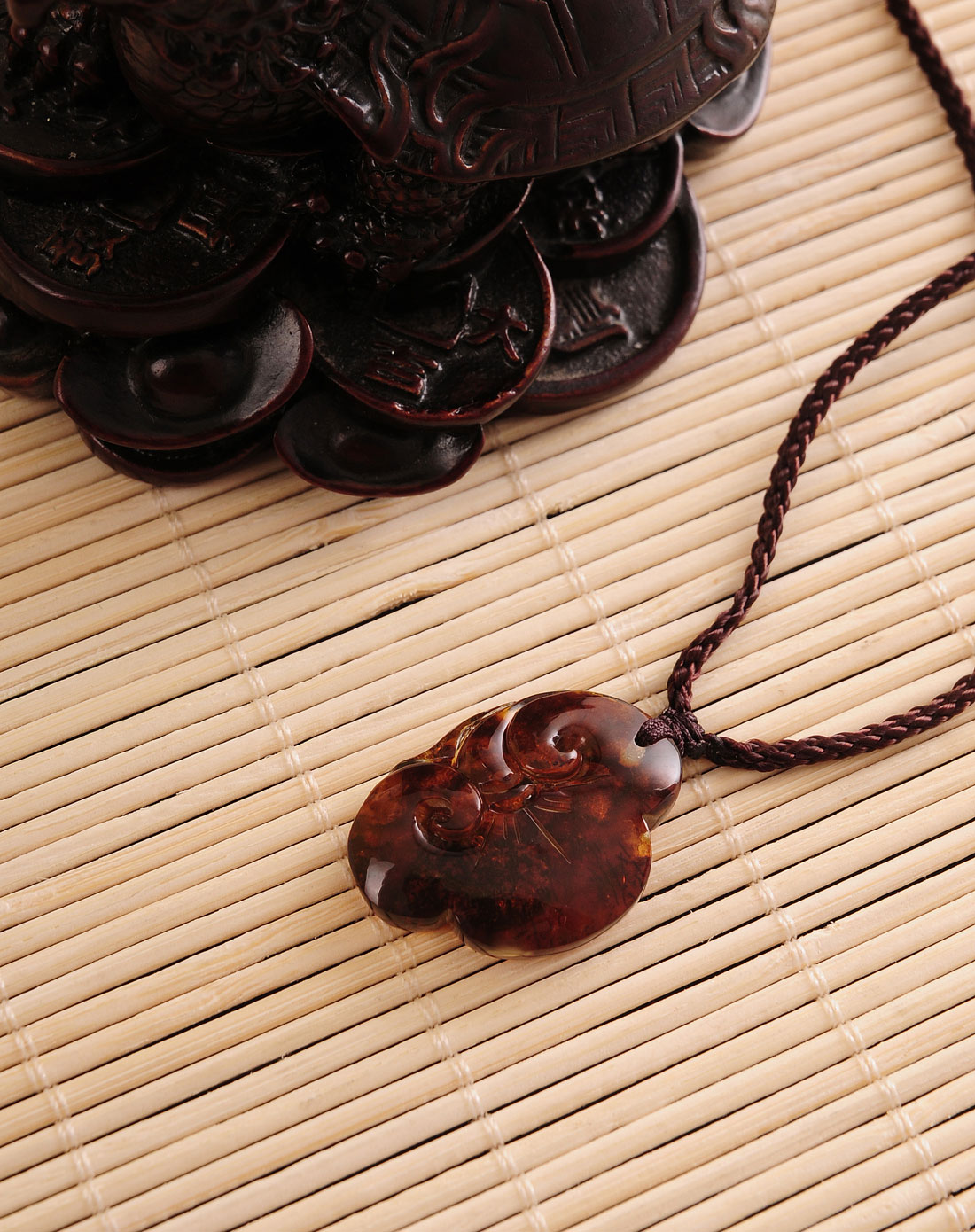 黄褐色珍珠蜜雕刻-灵芝吊坠(附鉴定证书)