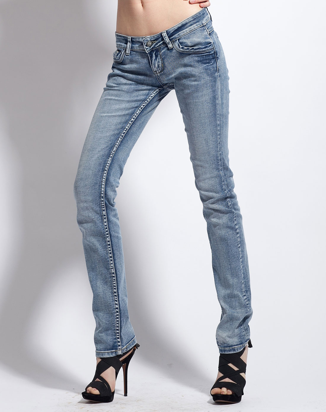 浅蓝色时尚低腰牛仔裤