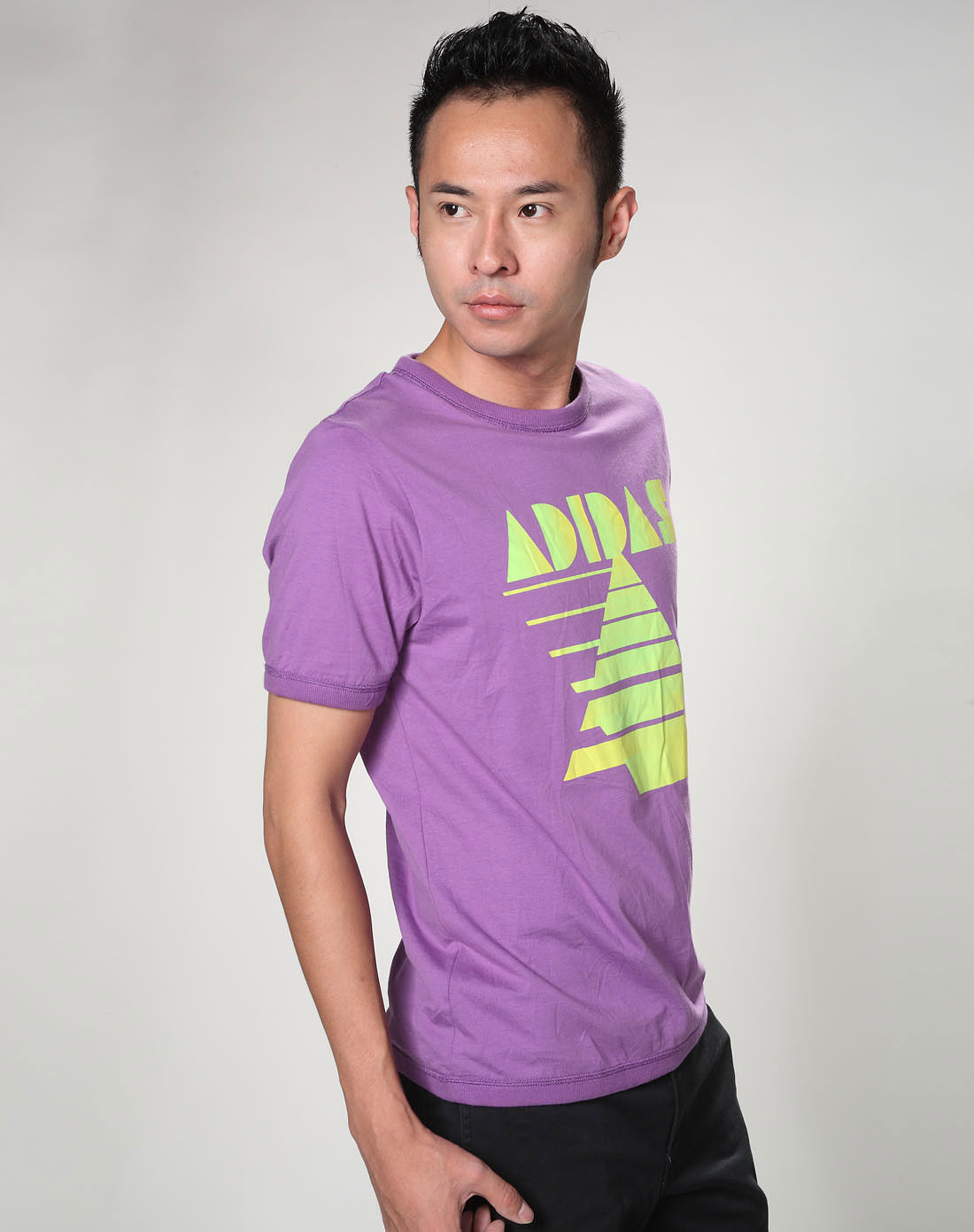 男子紫色短袖t恤