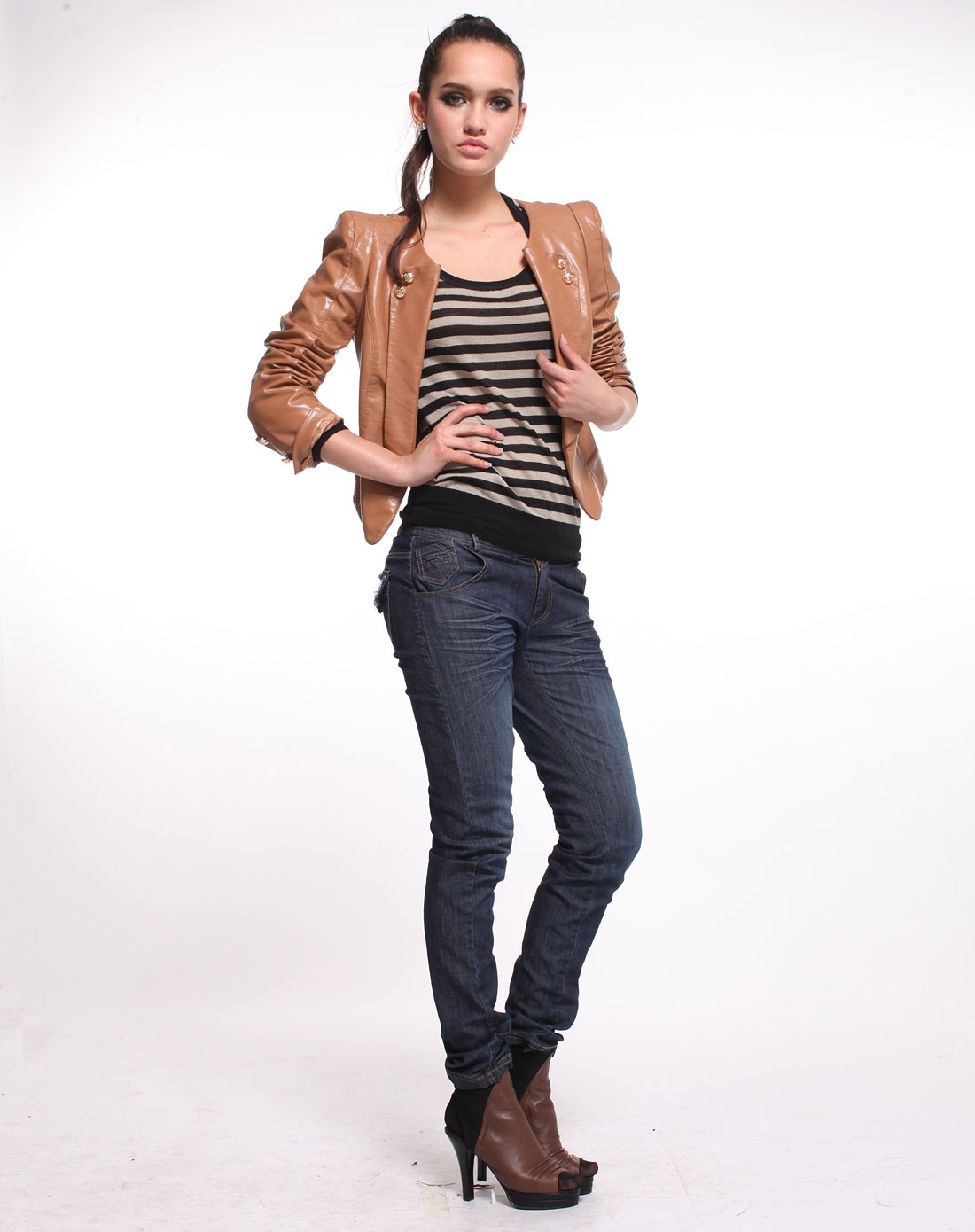 土黄色装饰金纽扣长袖仿皮外套