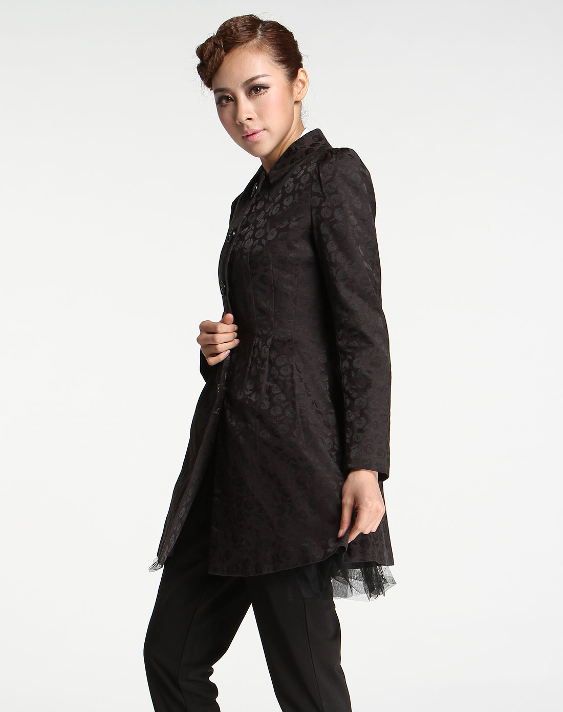 黑色暗花翻领长袖风衣