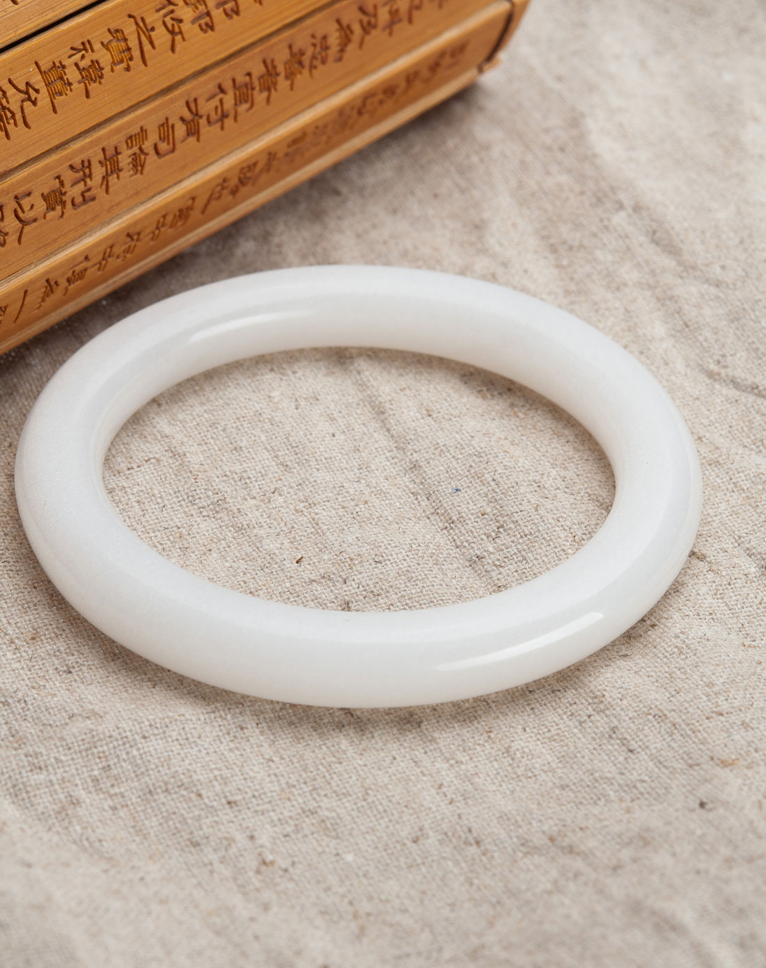 > 白色石英岩手镯