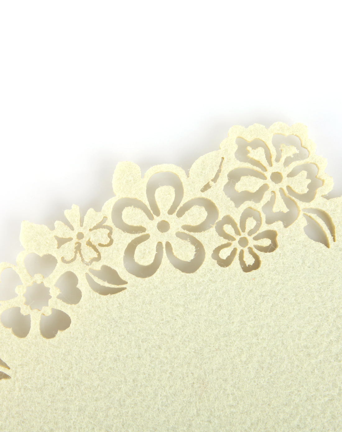 镂空花朵圆形隔热毛毡餐垫-乳白色