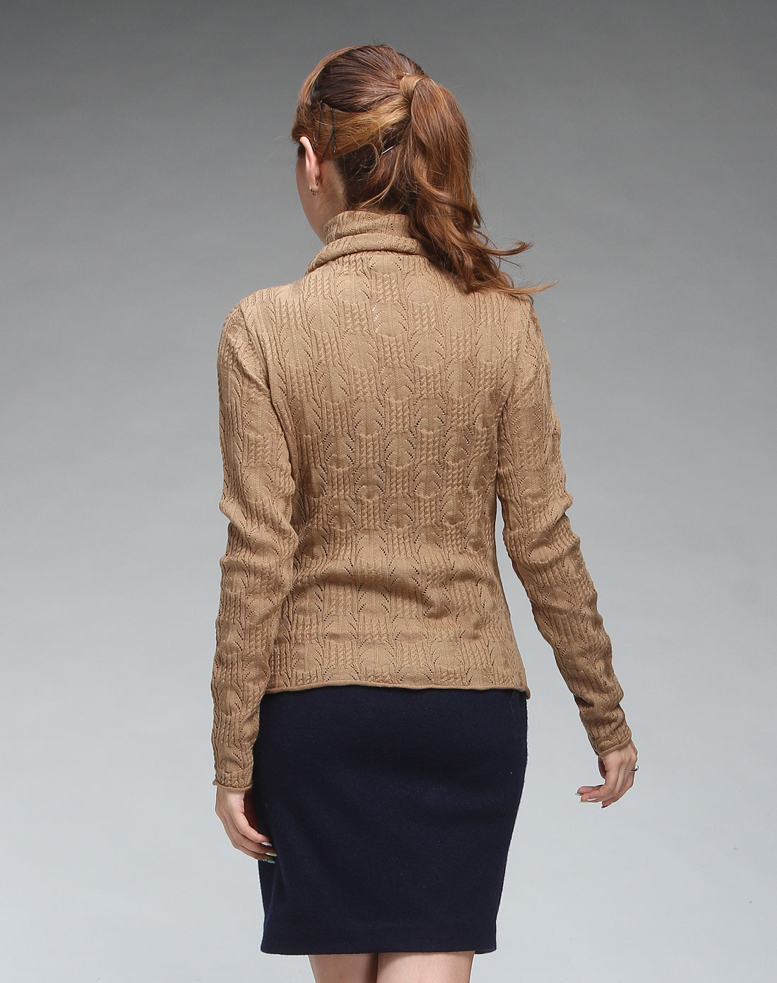 浅驼色简约休闲提花高领长袖毛衣