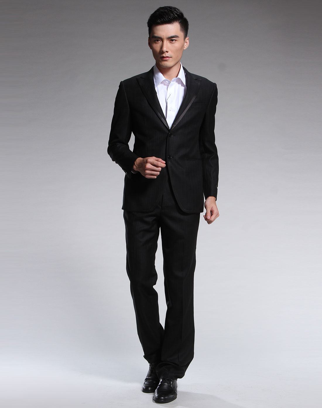 黑色时尚条纹长袖西服套装