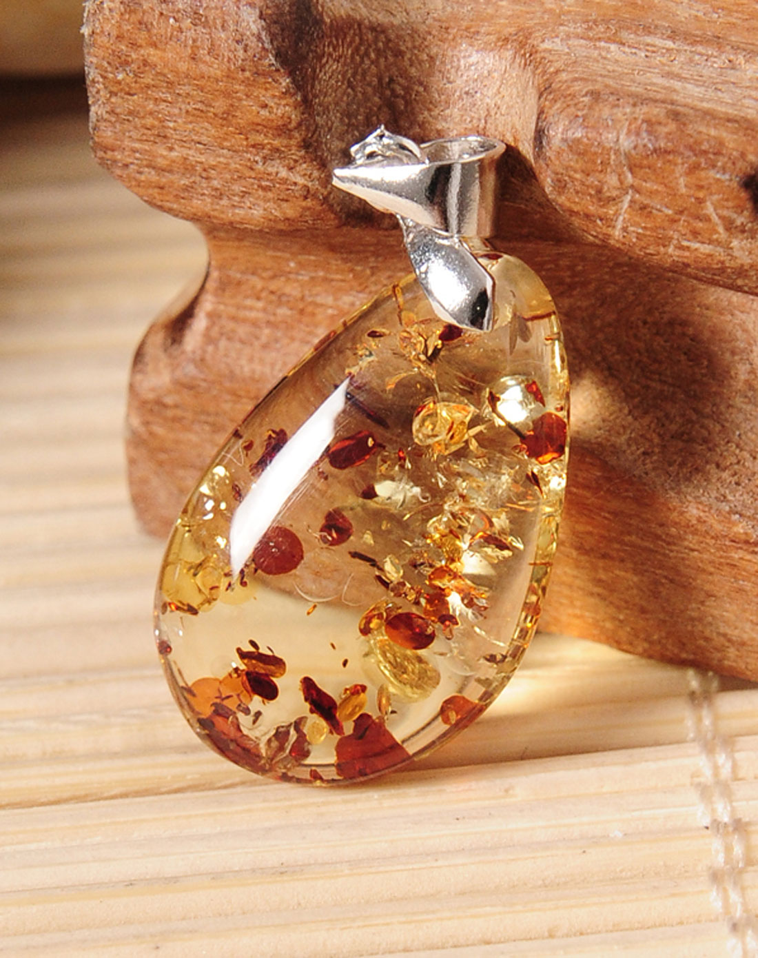 媛翠坊 / 花容云裳天然琥珀红花珀晶莹吊坠(附珠宝鉴定证书)