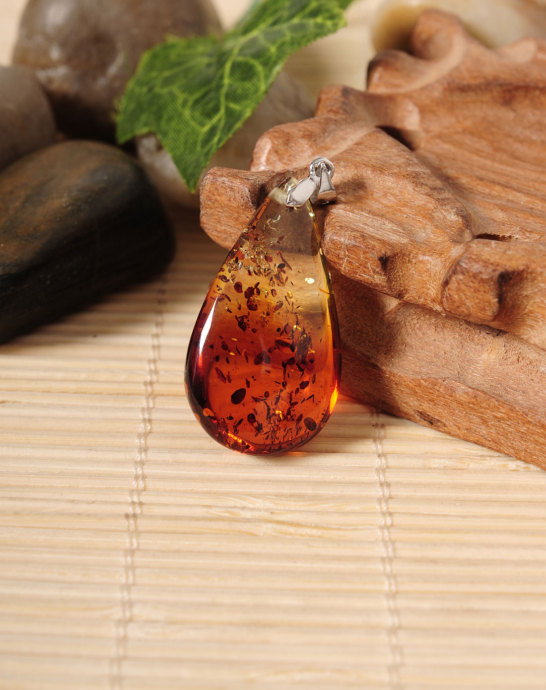天女散花天然琥珀红花珀水滴吊坠(附珠宝鉴定证书)