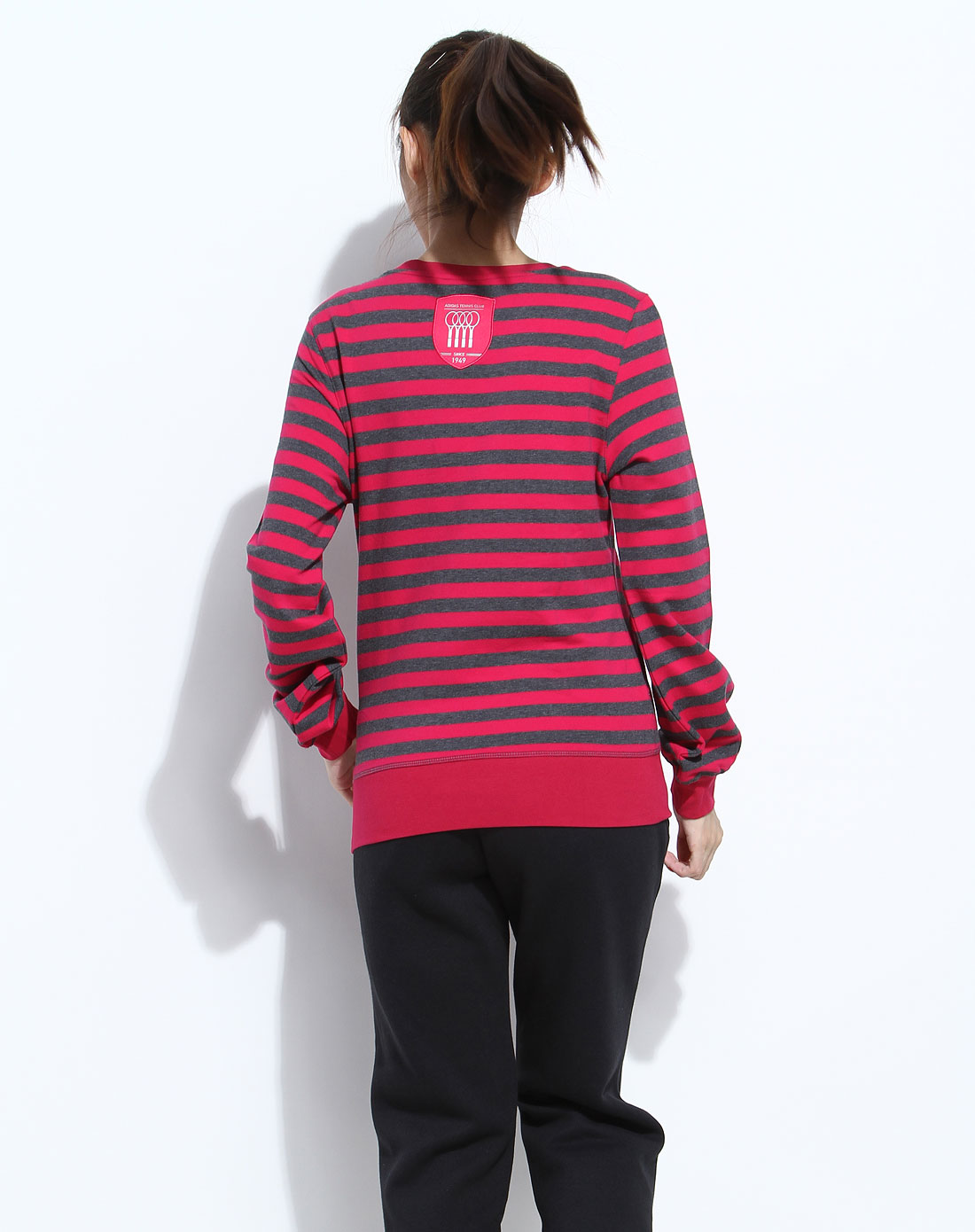 灰红色条纹圆领长袖针织衫