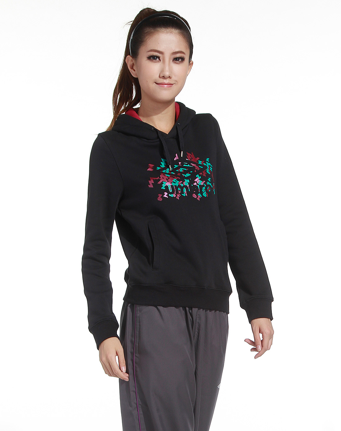 茵宝umbro女装专场黑色时尚烫印连帽卫衣