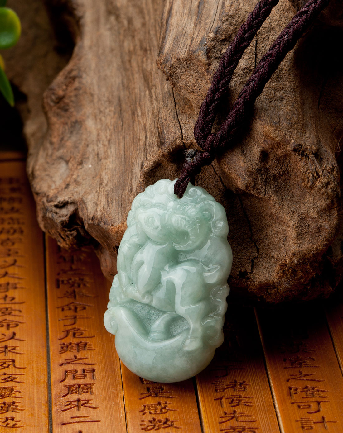 淡绿色翡翠十二生肖(羊)