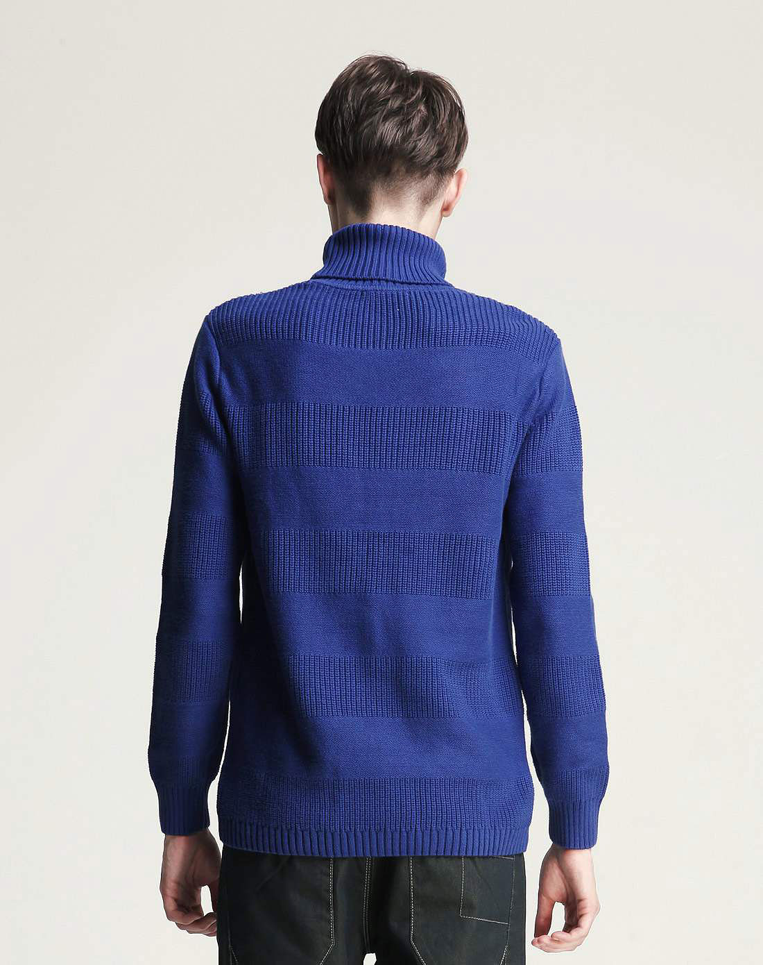 男款靛蓝色高领时尚长袖线衫