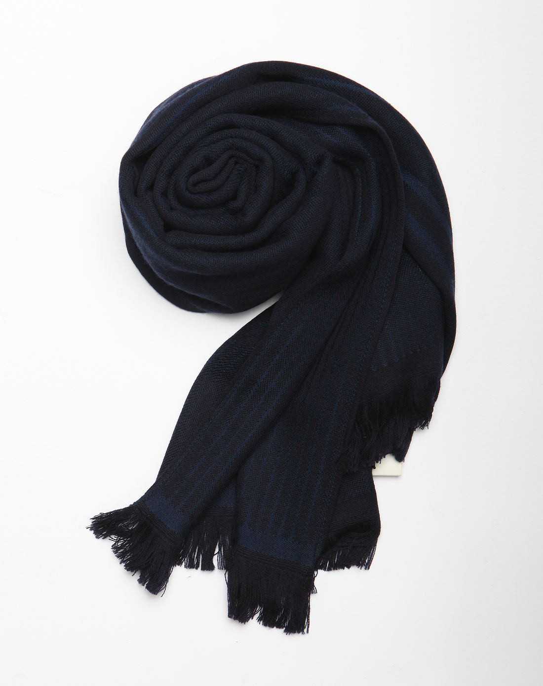 > 藏蓝色时尚围巾