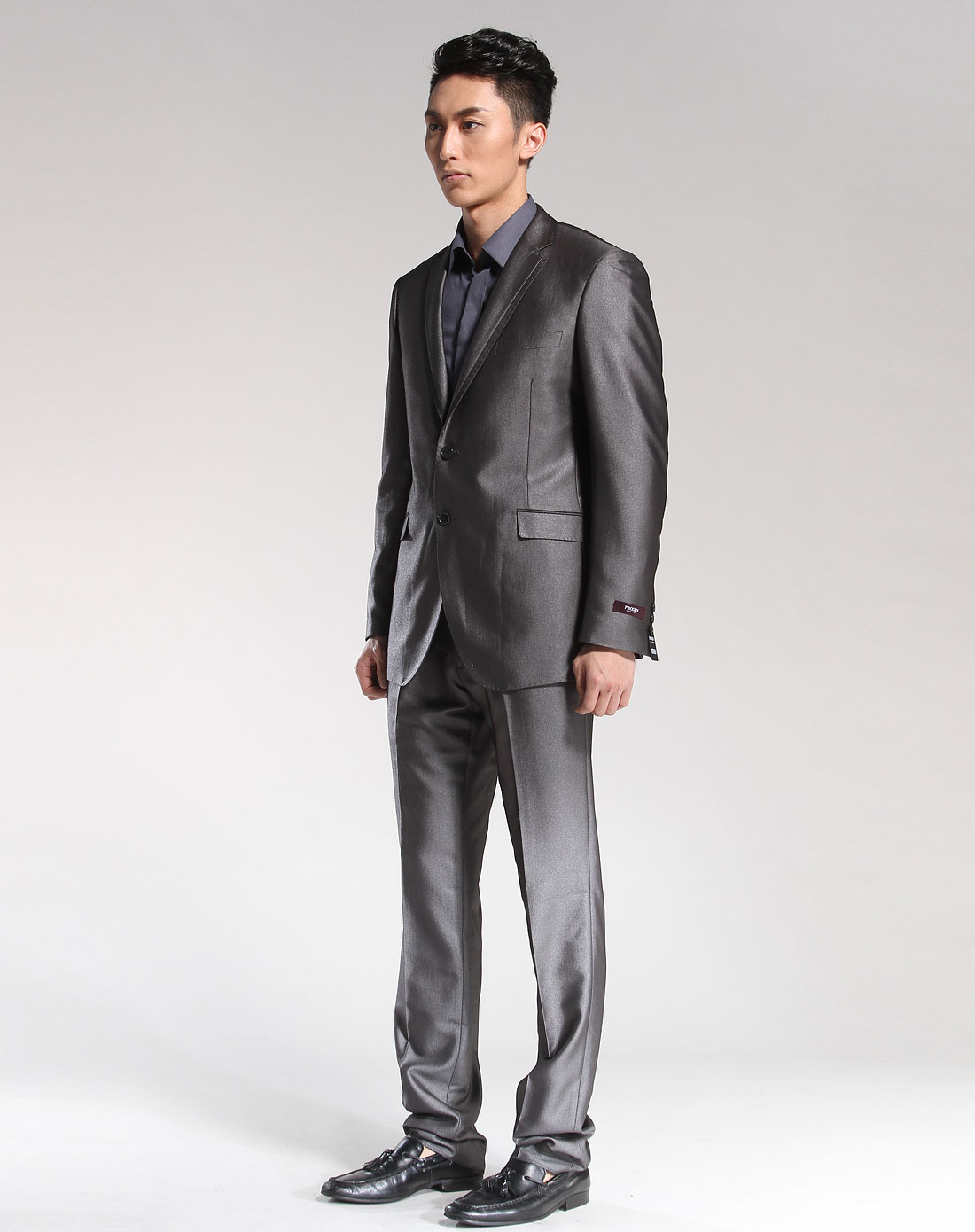 黑灰色商务成熟简约长袖西服