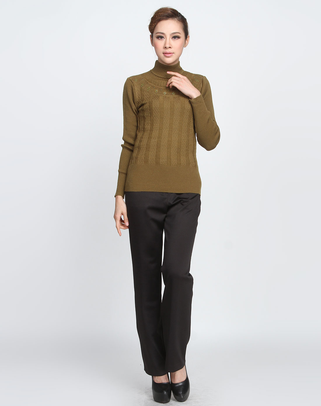 浅橄榄绿色经典半高领长袖针织衫