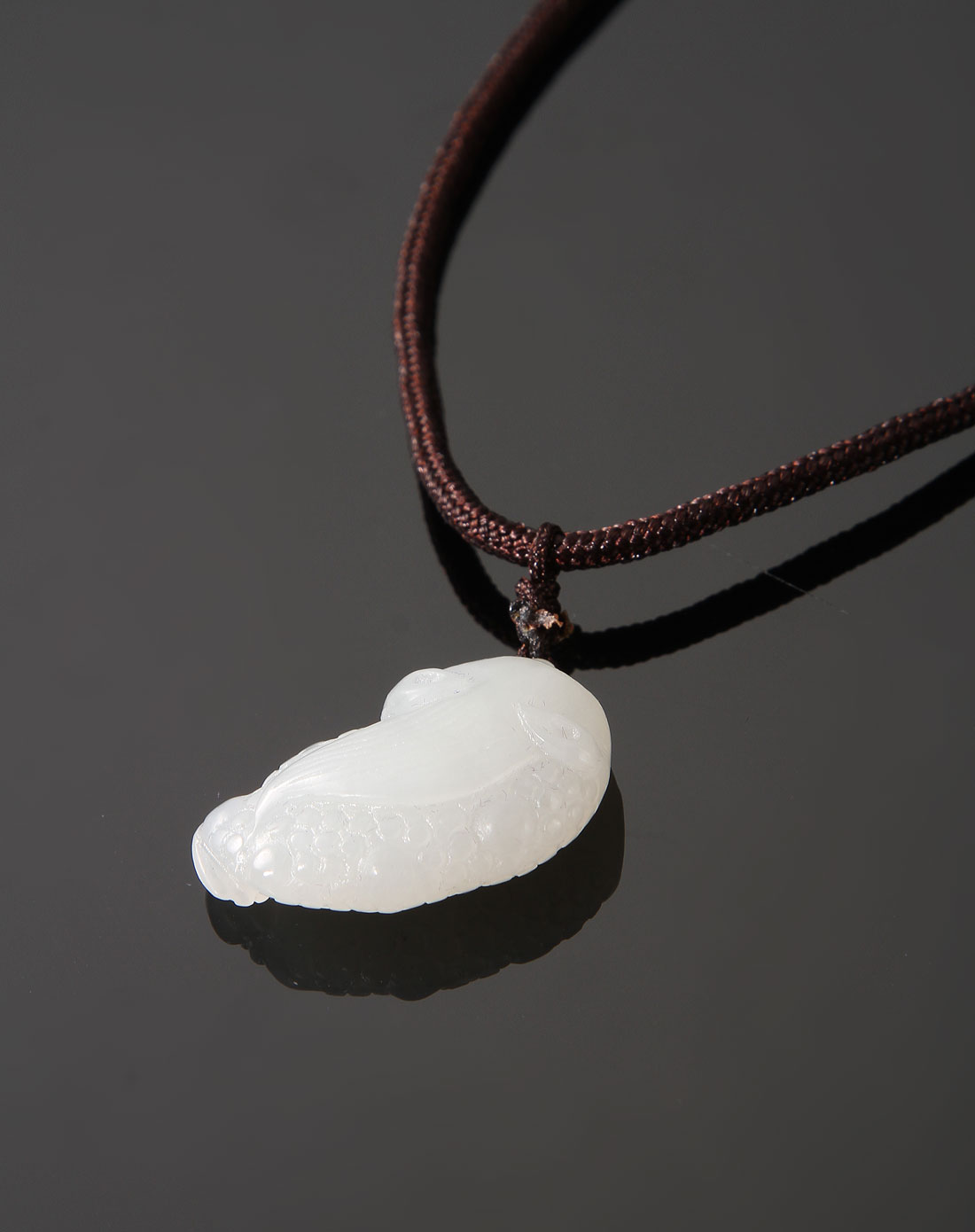 > 白色羊脂玉三足蟾挂件项链