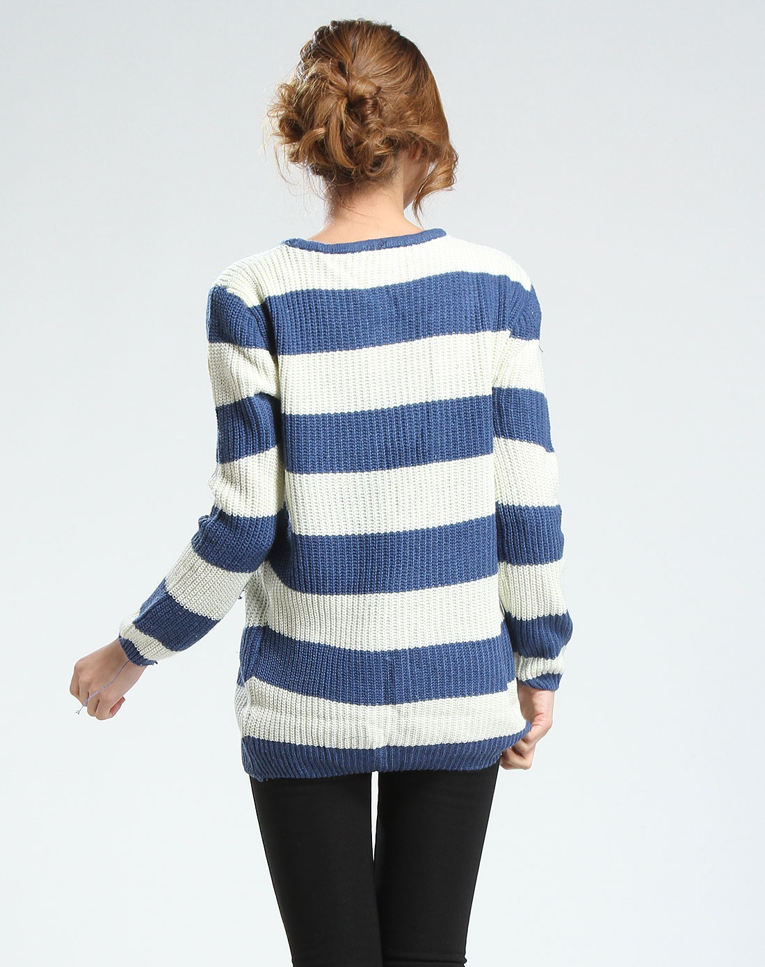 > 蓝白色条纹长袖针织衫