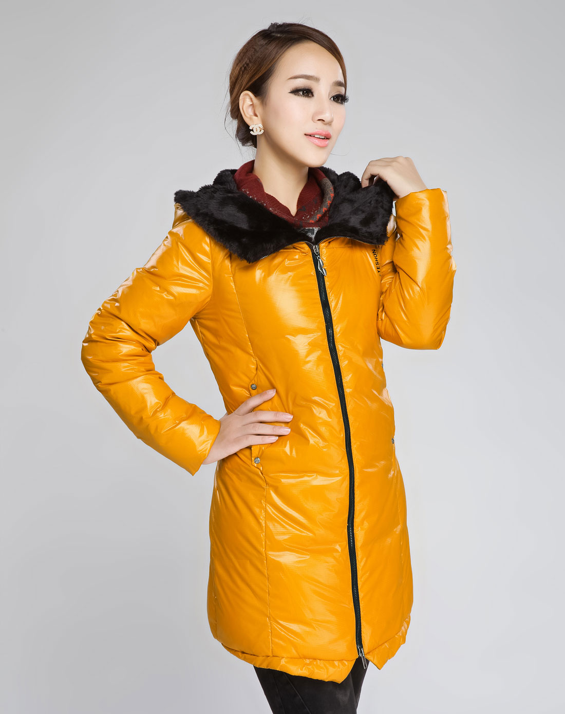 麦芽黄色中长款羽绒服