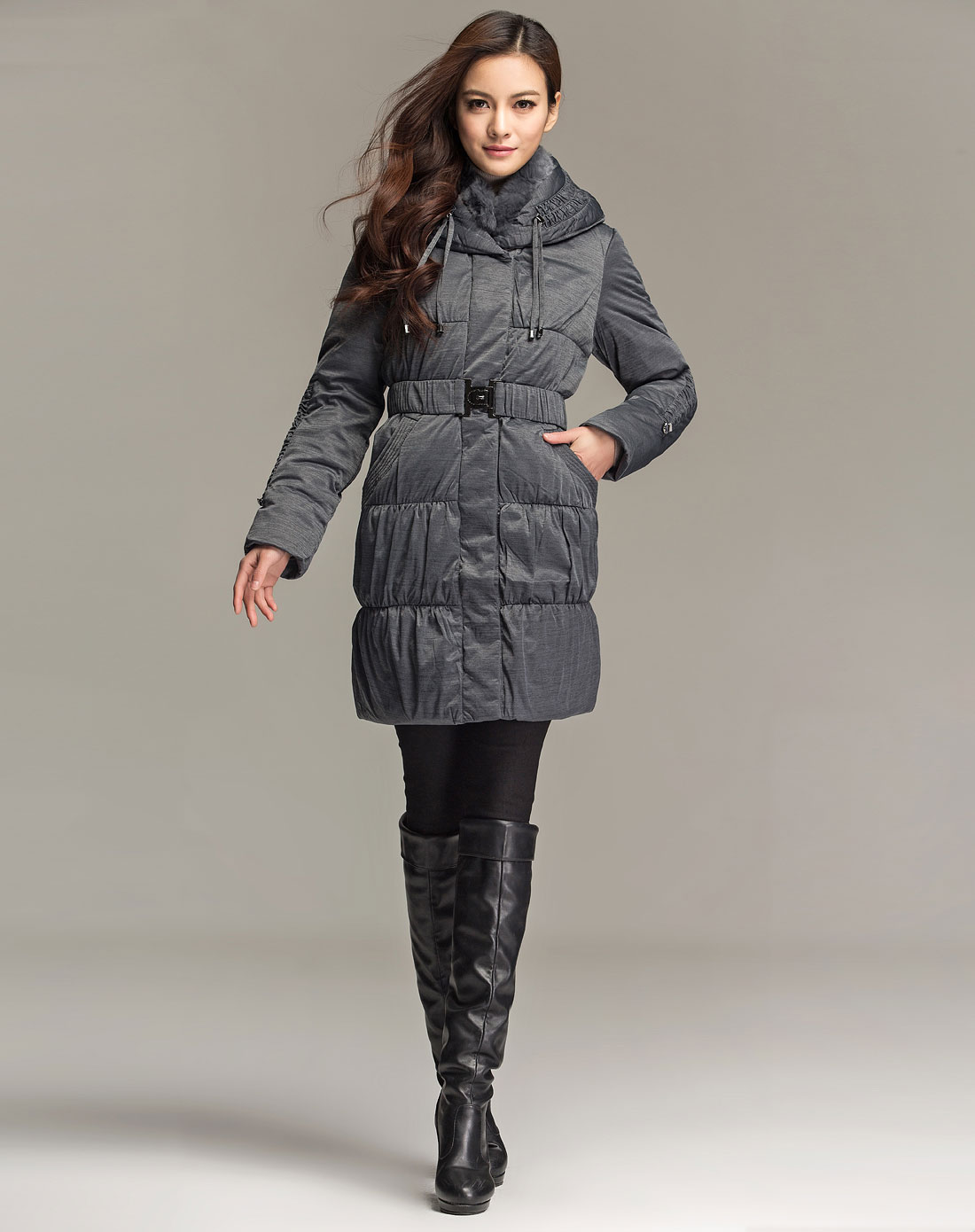 深蓝灰色毛领修腰长袖羽绒服