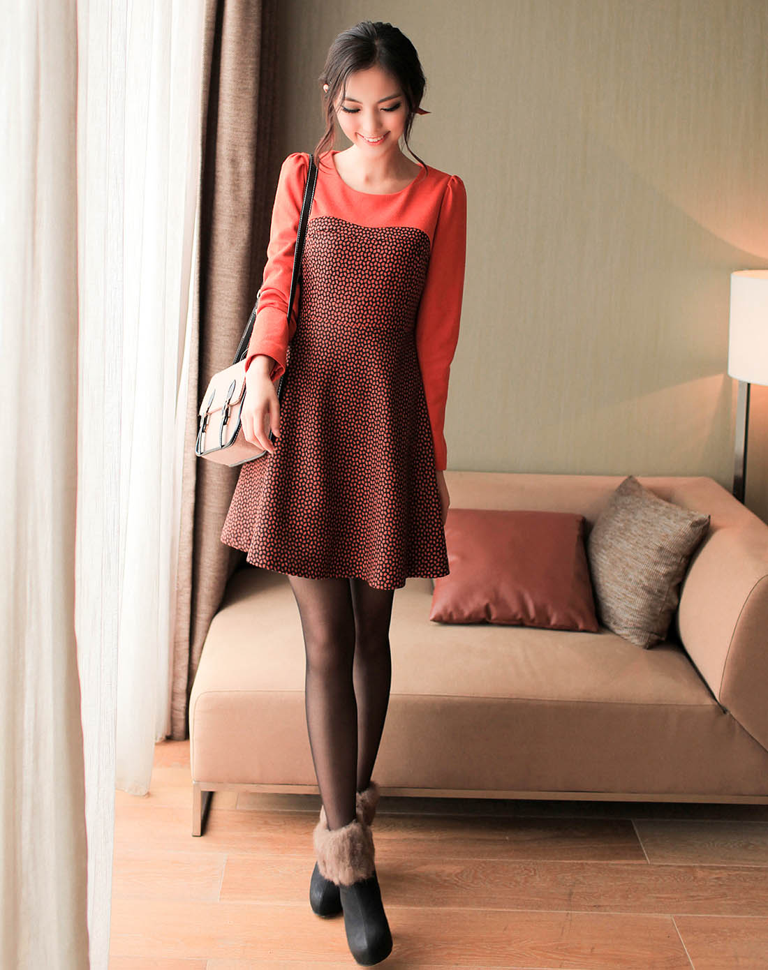 橘黑点短裙圆领泡泡袖长袖连衣裙