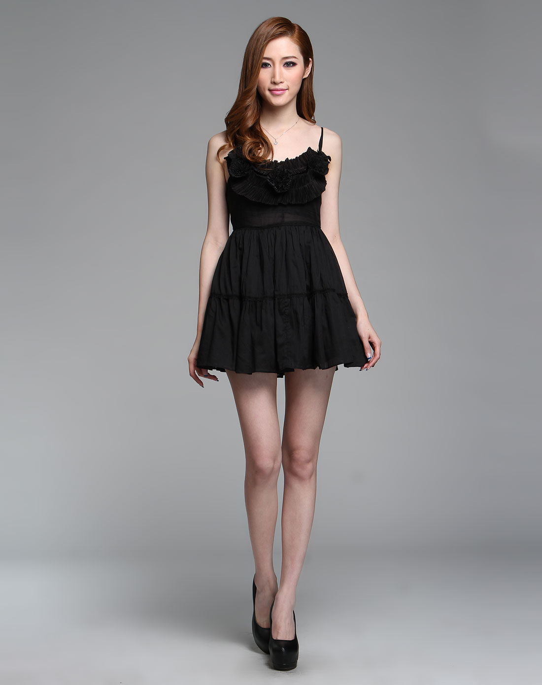 黑色立体花吊带连衣裙