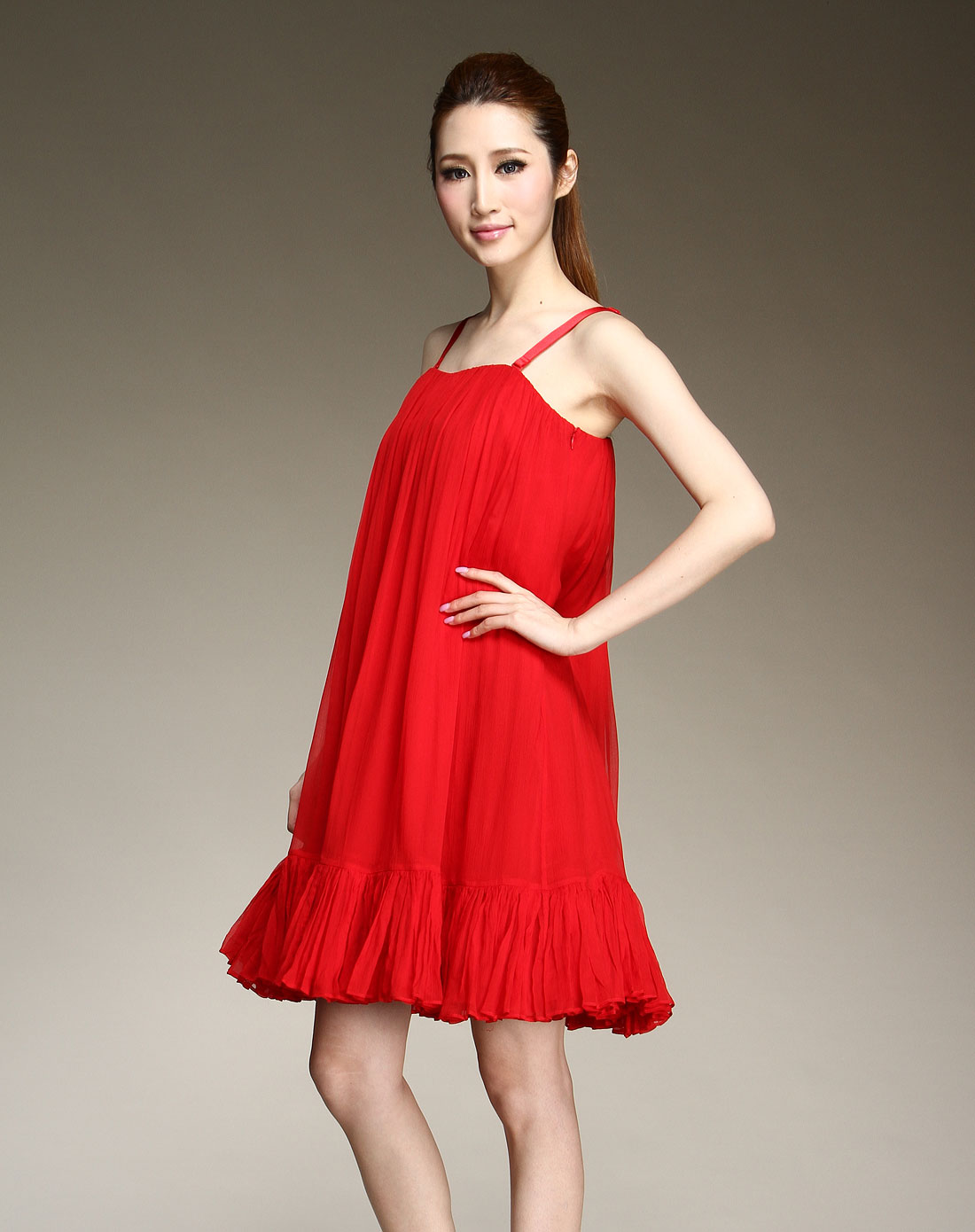 大红色吊带丝绸连衣裙