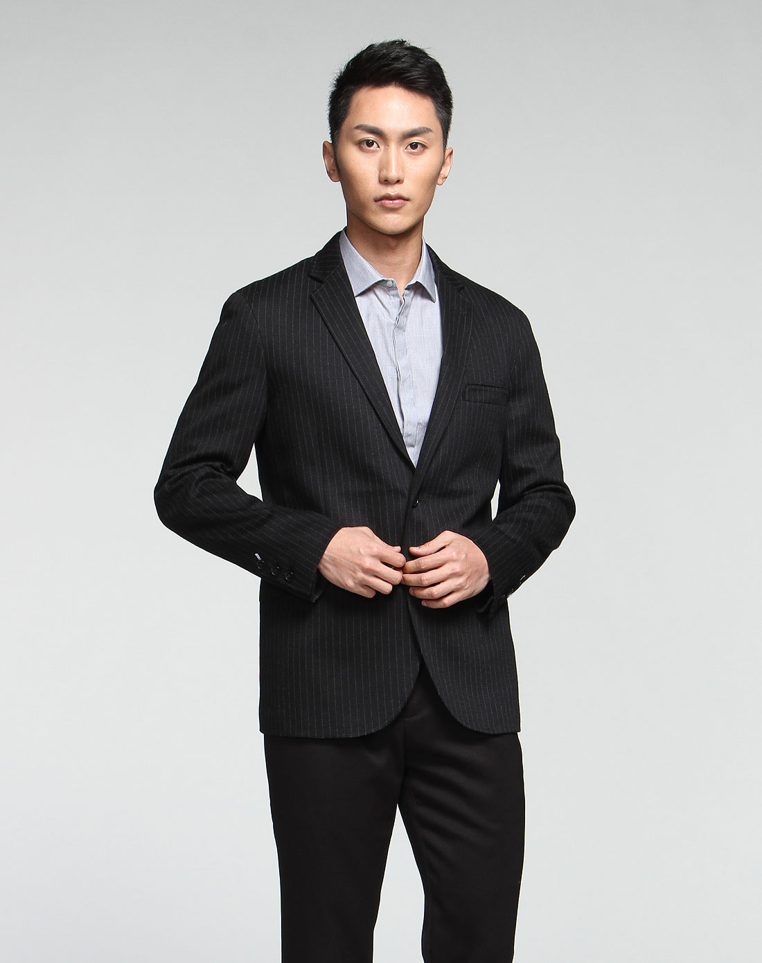 黑色条纹长袖休闲西服