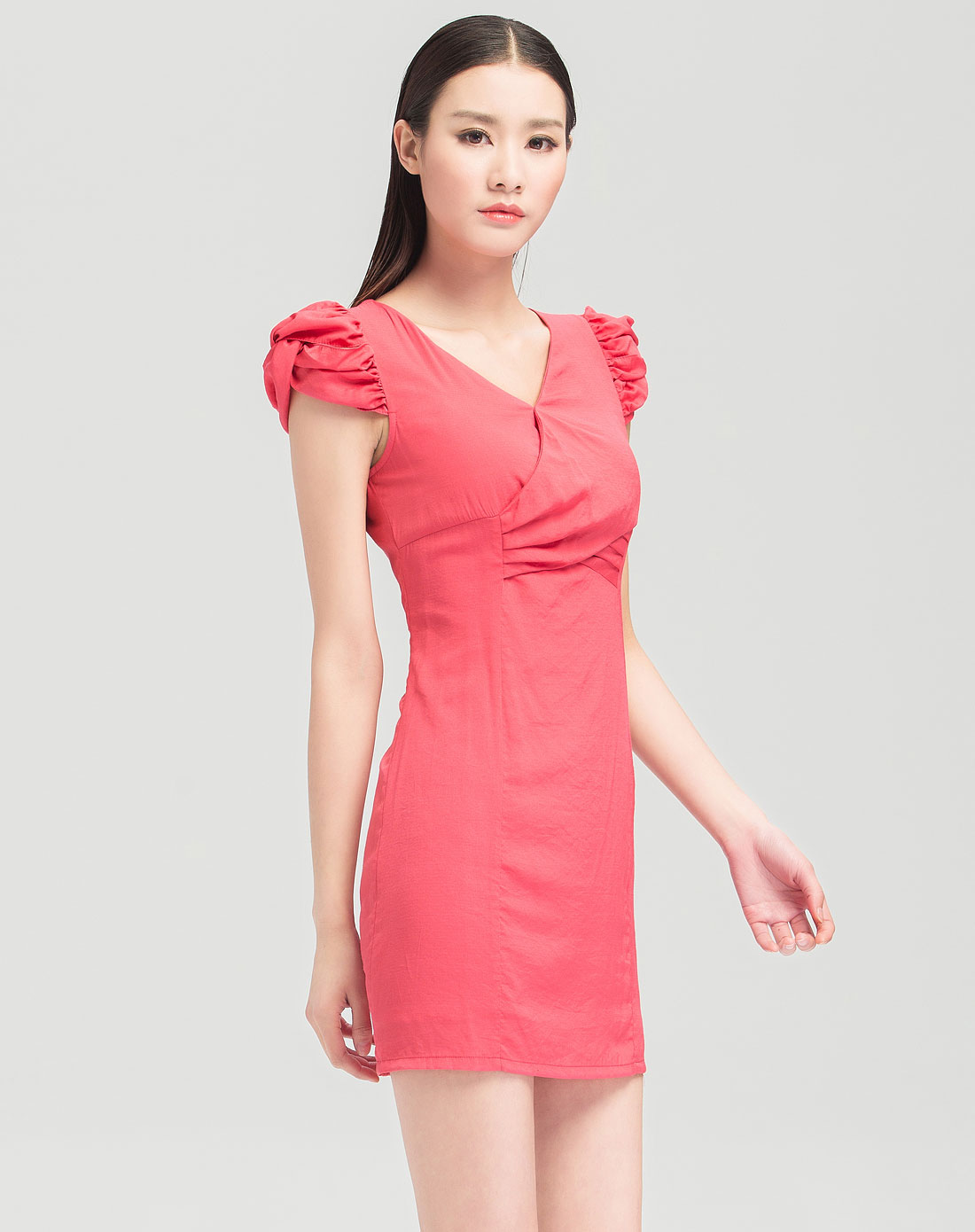 > 低领皱褶玫红色短袖连衣裙